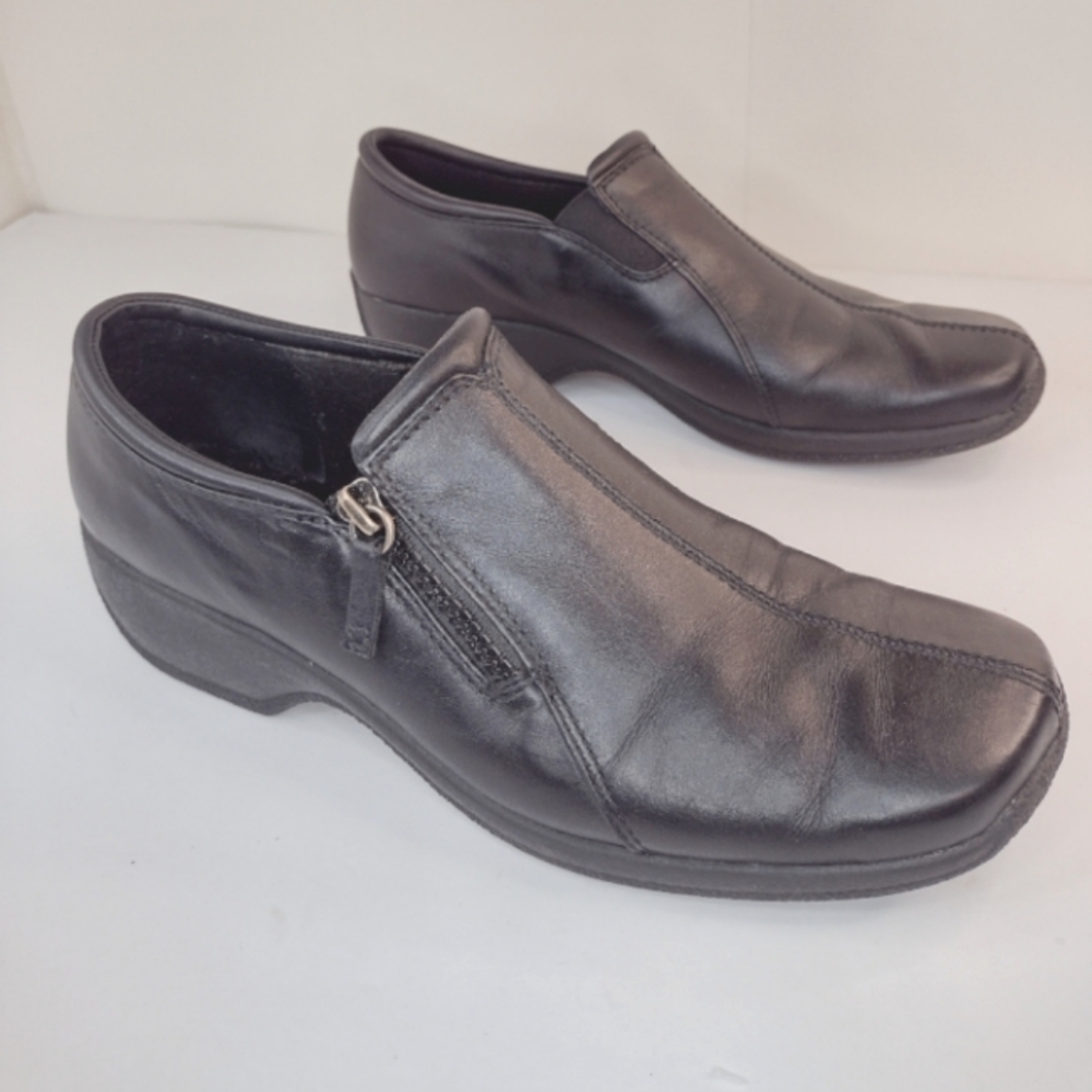 CLARKS women's shoes size (8.5).  73885